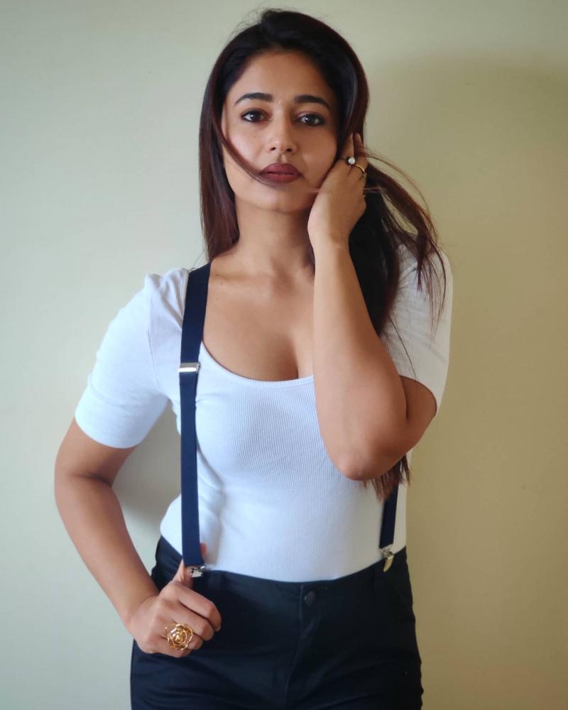 poonam-bajwa-gallery