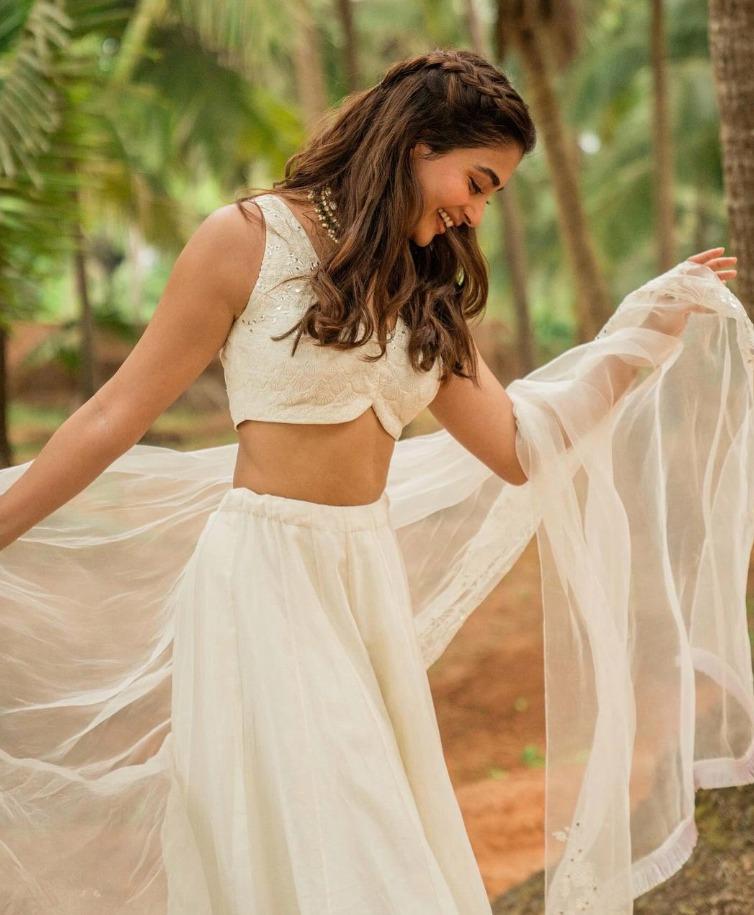 pooja-hegde-insta-photos-viral