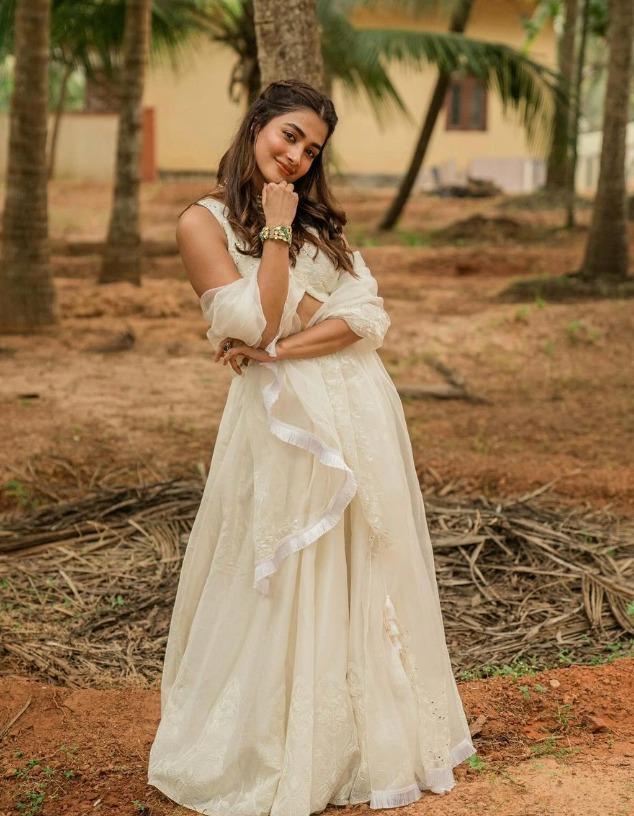 pooja-hegde-insta-photos-viral