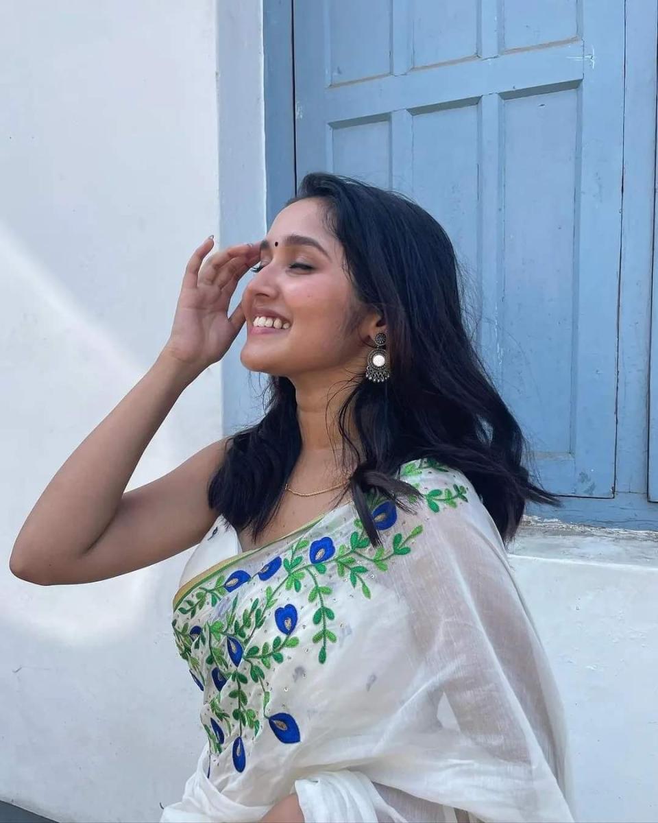 anikha-surendran-stuns-in-a-magnificent-white-saree