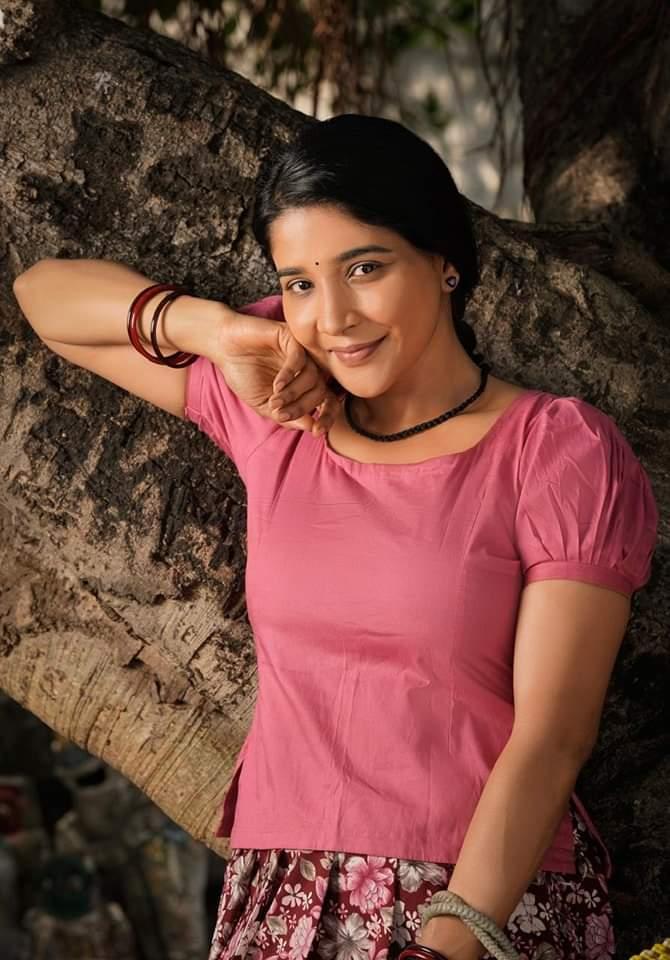sakshiagarwal-dons-the-village-belle-avtaar-for-her-latest-de-glam-clicks-exuding-beauty-in-simplicity