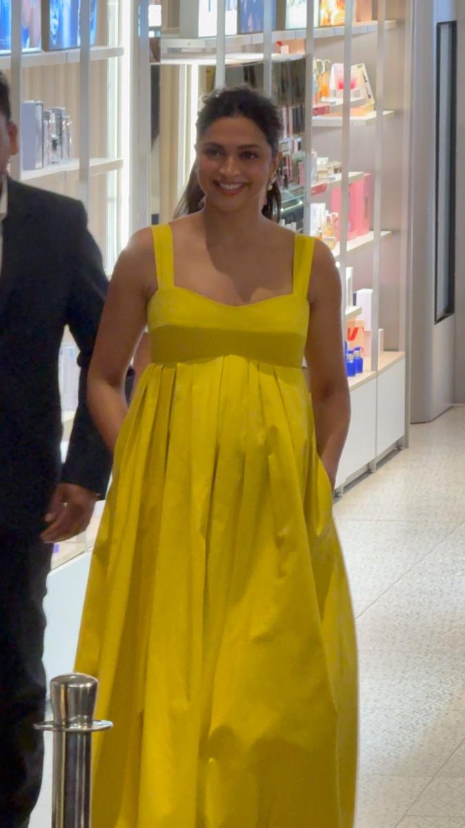 mom-to-be-deepika-padukone-arrives-at-an-event-in-mumbai-flaunting-her-baby-bump