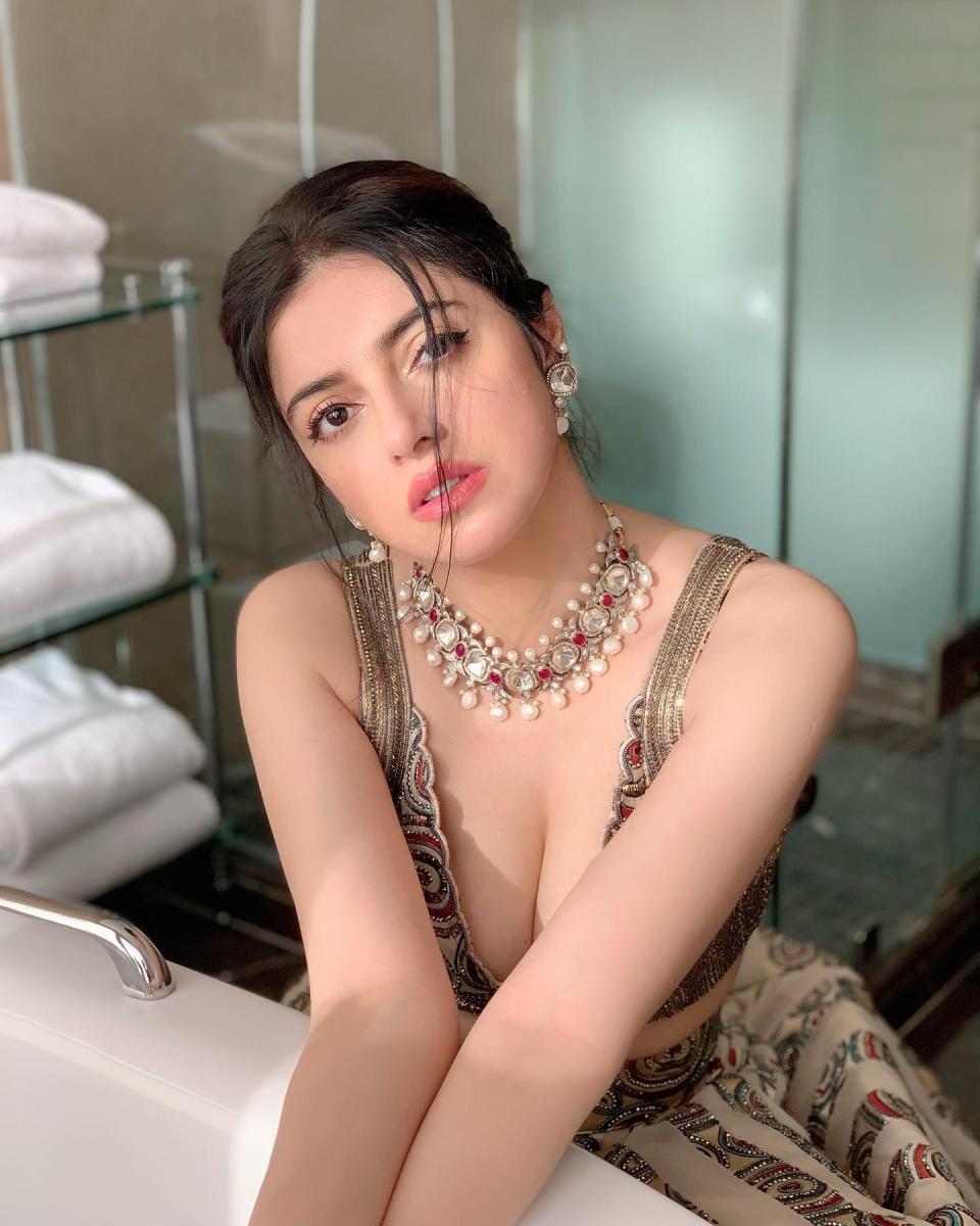 divya-khossla-hot-photos