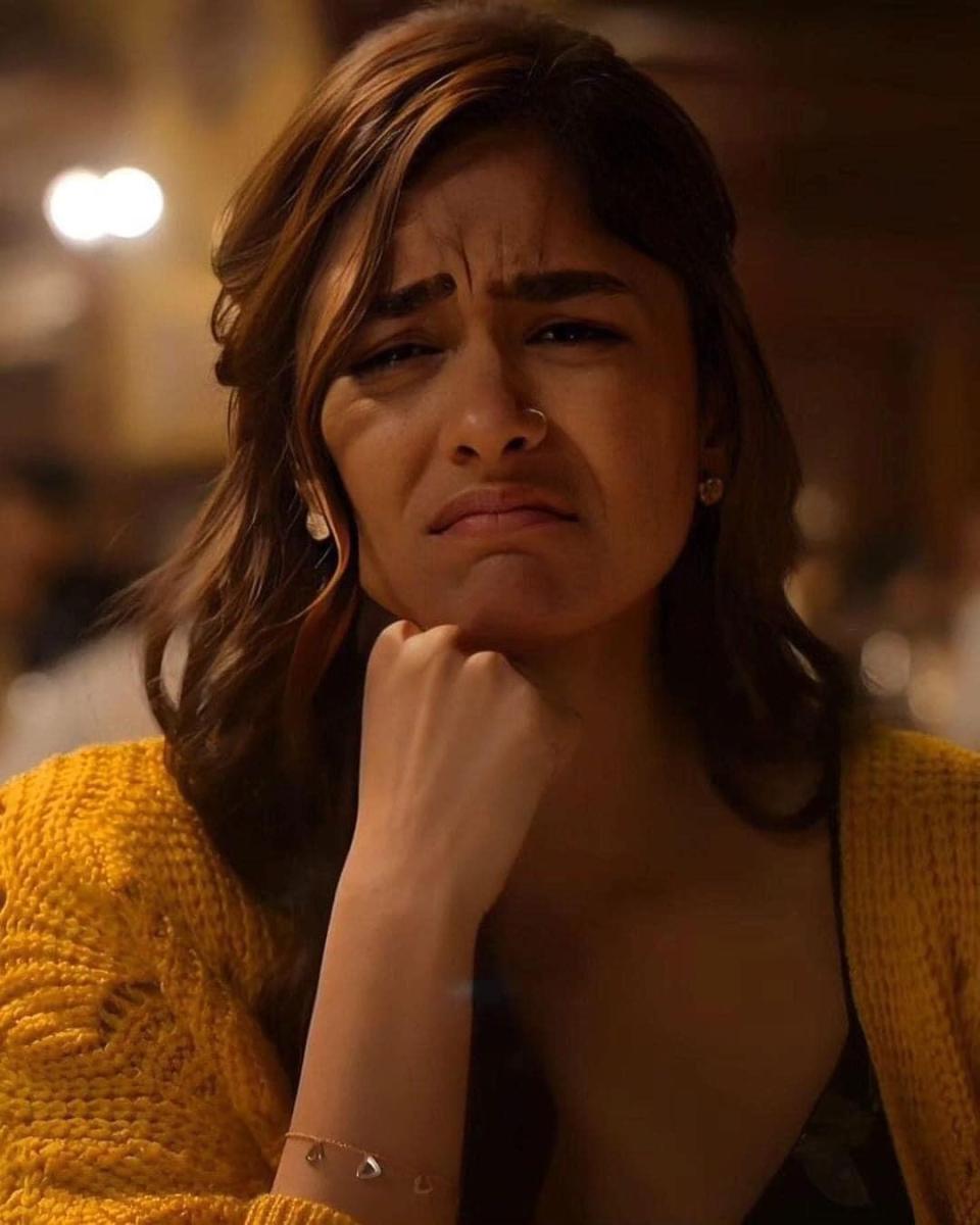 mrunal-thakur-cute-expression