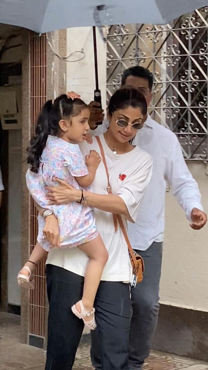 shilpa-shetty-spotted-with-her-daughter