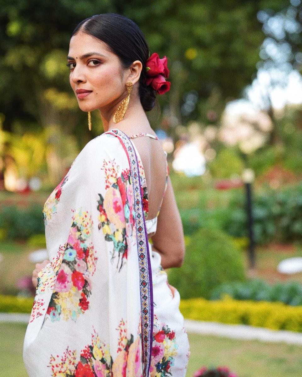 malavika-mohanan-hot-in-sarees