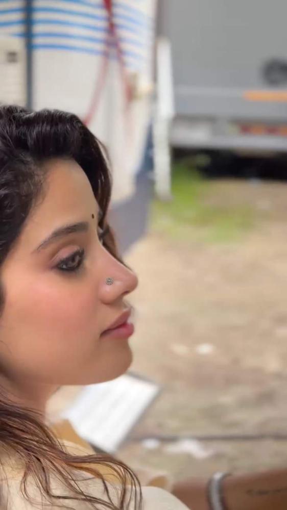 janhvi-kapoor-behind-the-hot-scenes