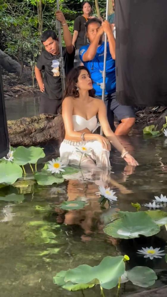 janhvi-kapoor-behind-the-hot-scenes