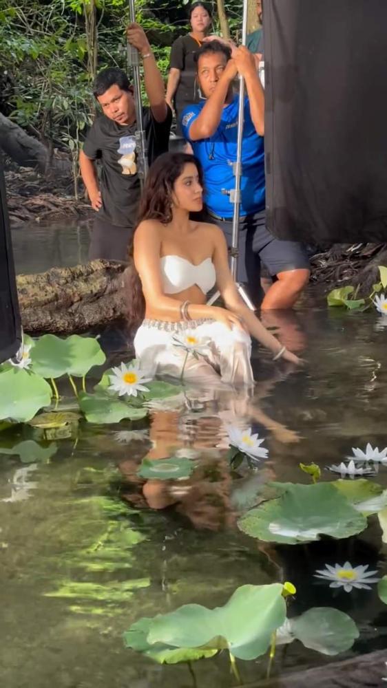 janhvi-kapoor-behind-the-hot-scenes