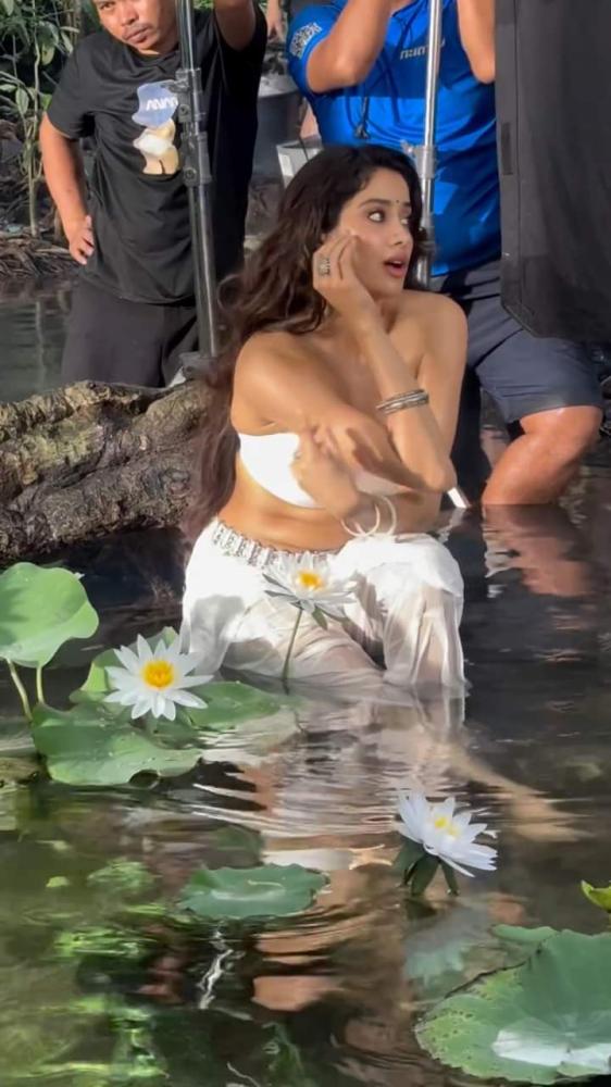 janhvi-kapoor-behind-the-hot-scenes
