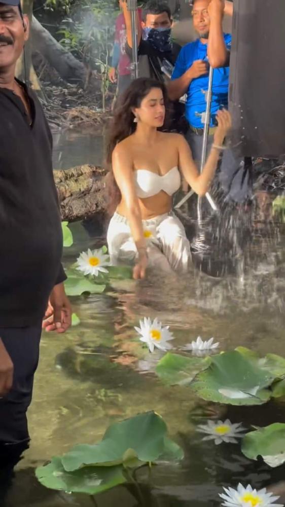 janhvi-kapoor-behind-the-hot-scenes