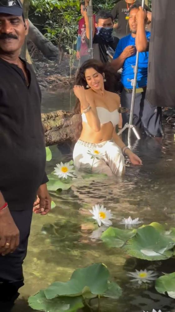 janhvi-kapoor-behind-the-hot-scenes
