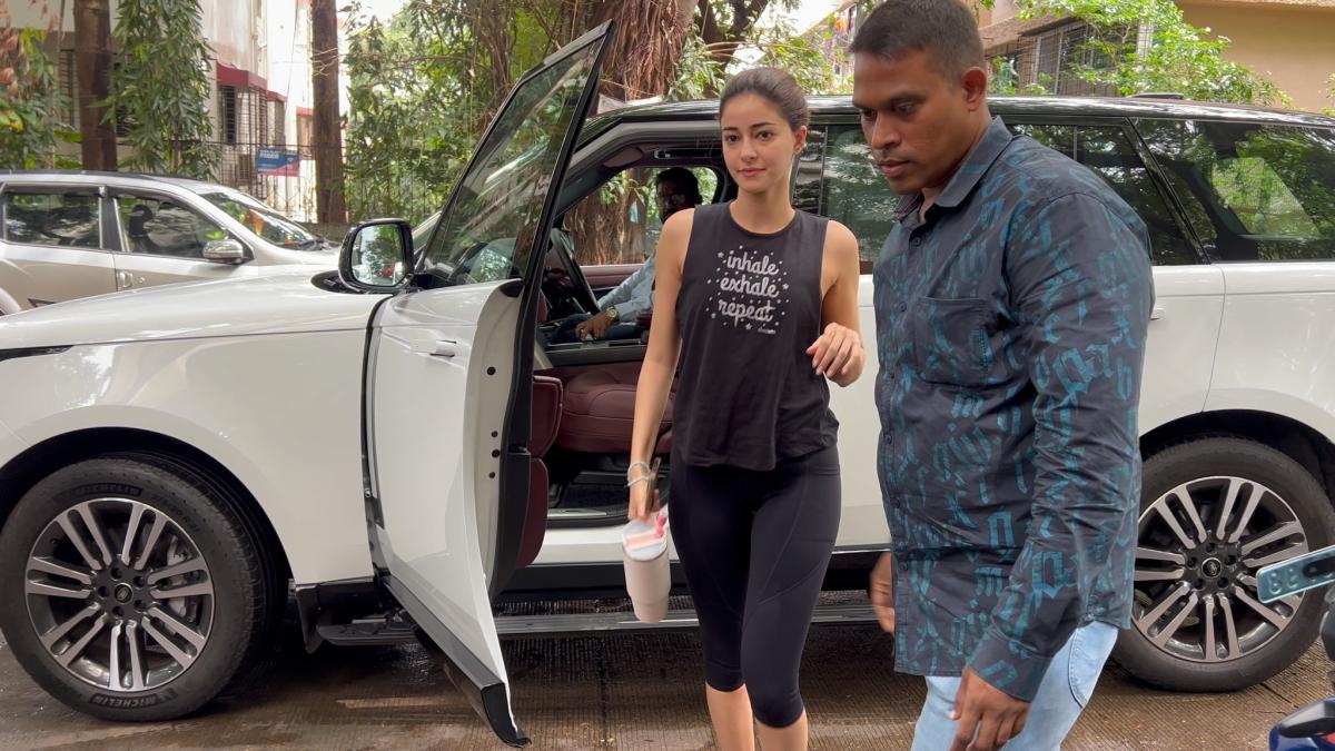 ananya-panday-was-spotted-at-her-gym-in-bandra