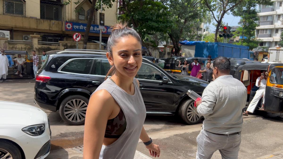 rakul-preet-singh-was-snapped-at-the-gym-in-bandra-staying-fit-and-fabulous-as-always