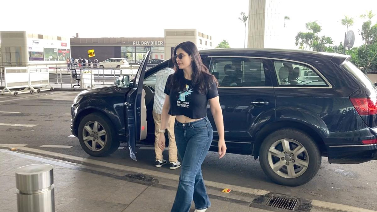 zareen-khan-was-spotted-at-the-airport-looking-travel-ready-as-she-heads-to-goa