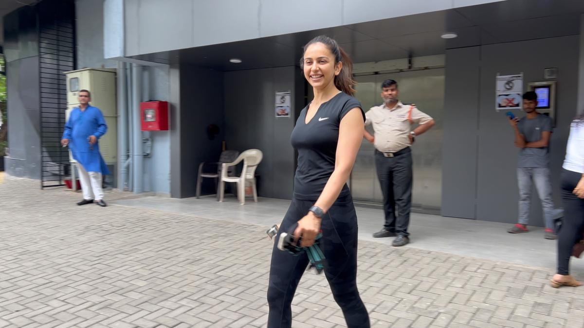 rakul-preet-singh-was-spotted-in-bandra-looking-effortlessly-chic