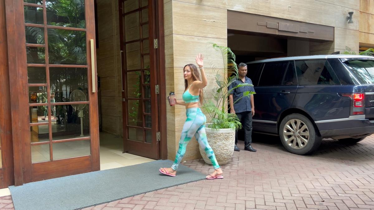 malaika-arora-was-spotted-in-bandra-turning-heads-with-her-effortless-style-and-grace