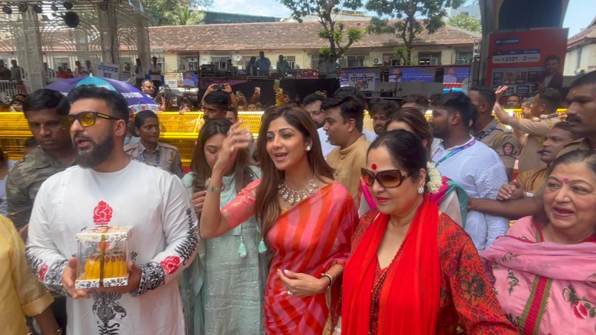 shilpa-shetty-and-her-family-visited-lalbaugcha-raja-to-seek-the-blessings-of-lord-ganesha
