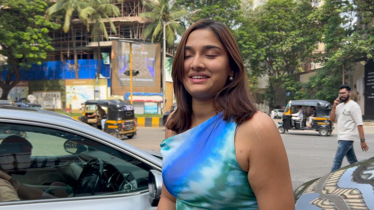 saiee-m-manjrekar-was-spotted-in-juhu-looking-stunning-as-she-stepped-out-in-style