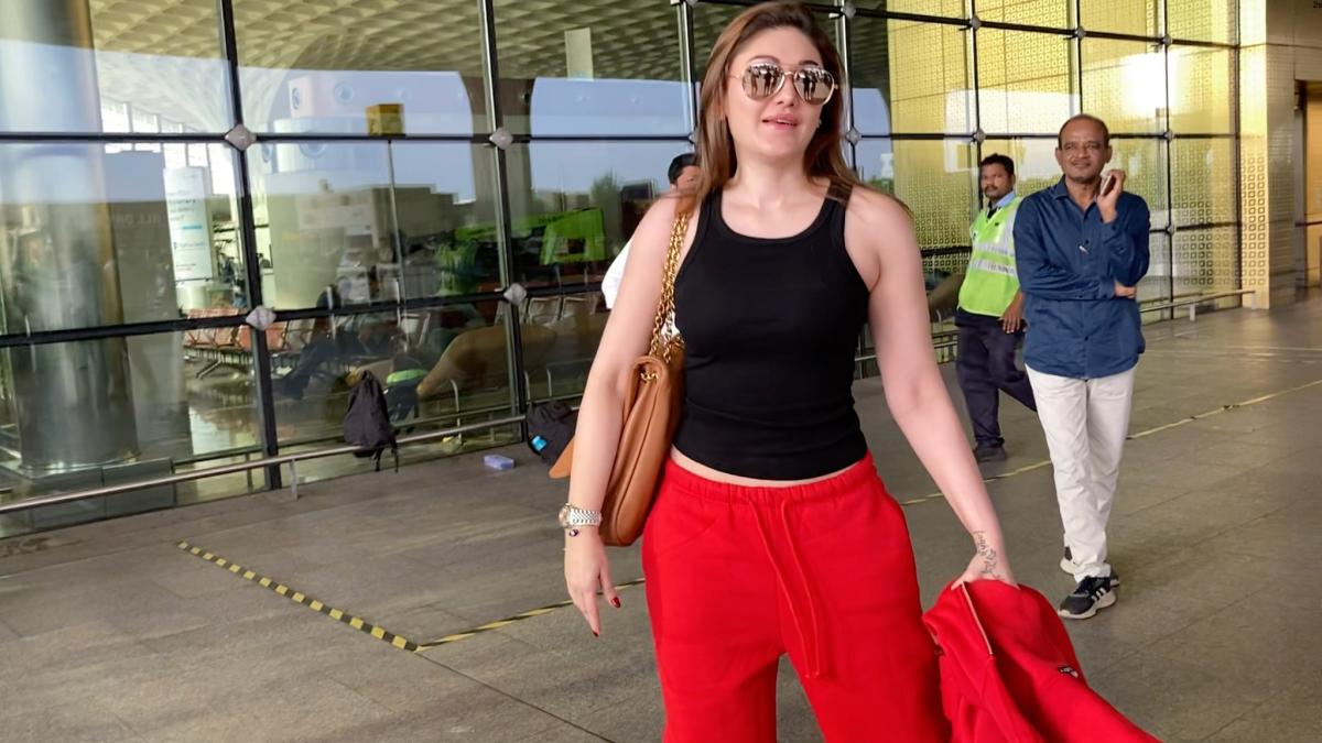 shefali-jariwala-was-spotted-at-the-airport-in-mumbai-ready-for-her-travels