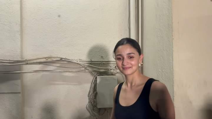 alia-bhatt-snapped-outside-cinema-hall