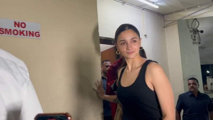 alia-bhatt-snapped-outside-cinema-hall