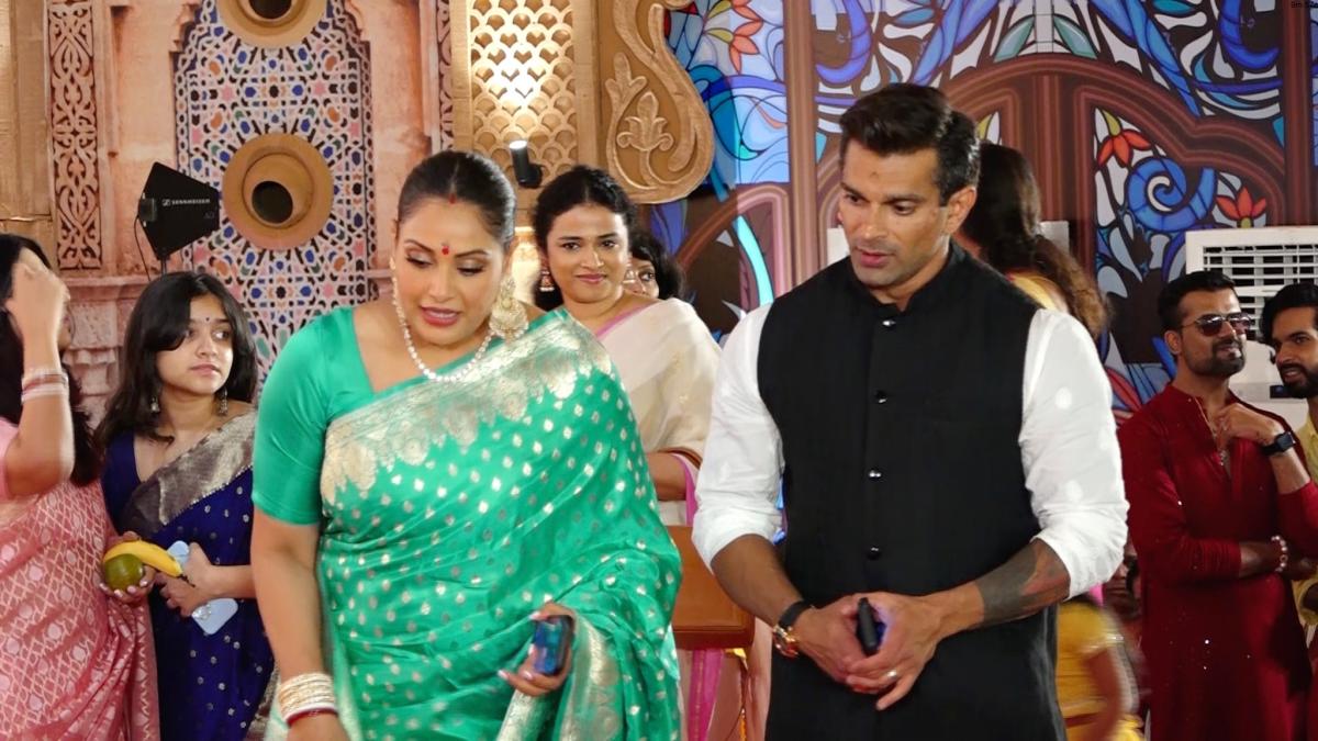 bipasha-basu-and-karan-singh-grover-celebrate-durga-puja-with-joy-and-devotion