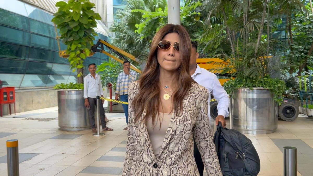 shilpa-shetty-was-spotted-at-t1-airport-arrival-looking-chic-and-graceful-as-always