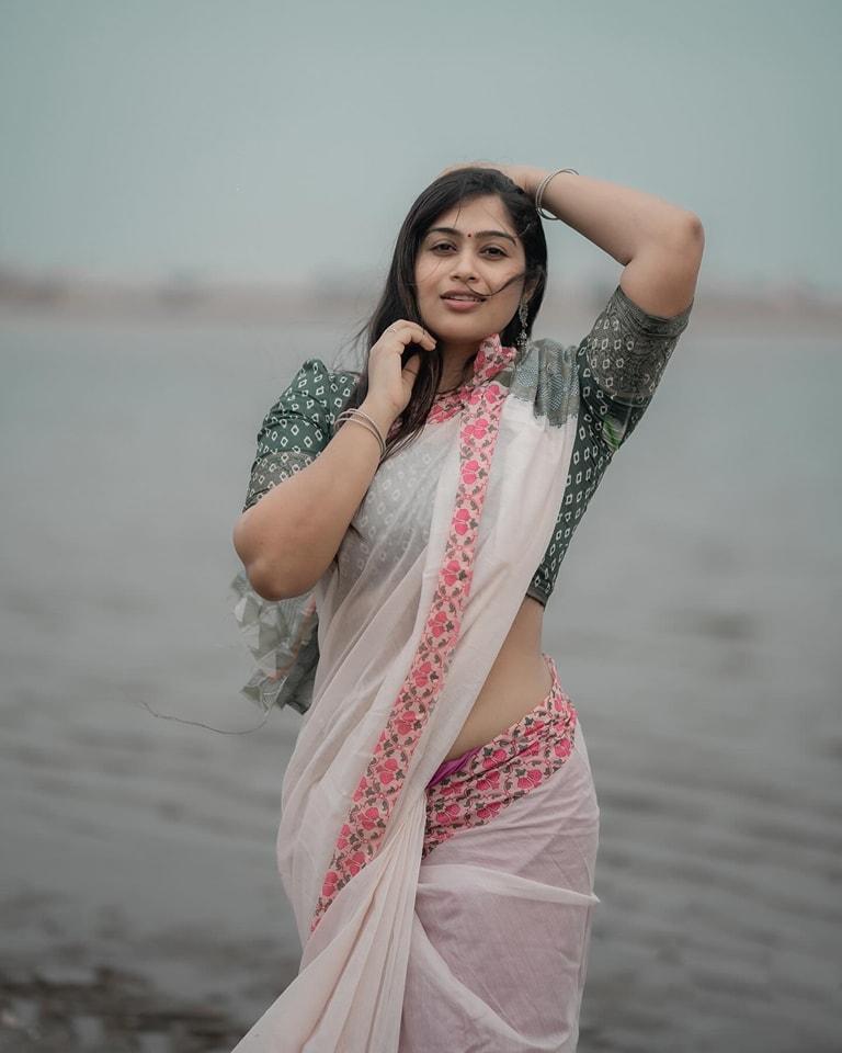 actress-shobana-looking-cute-in-saree