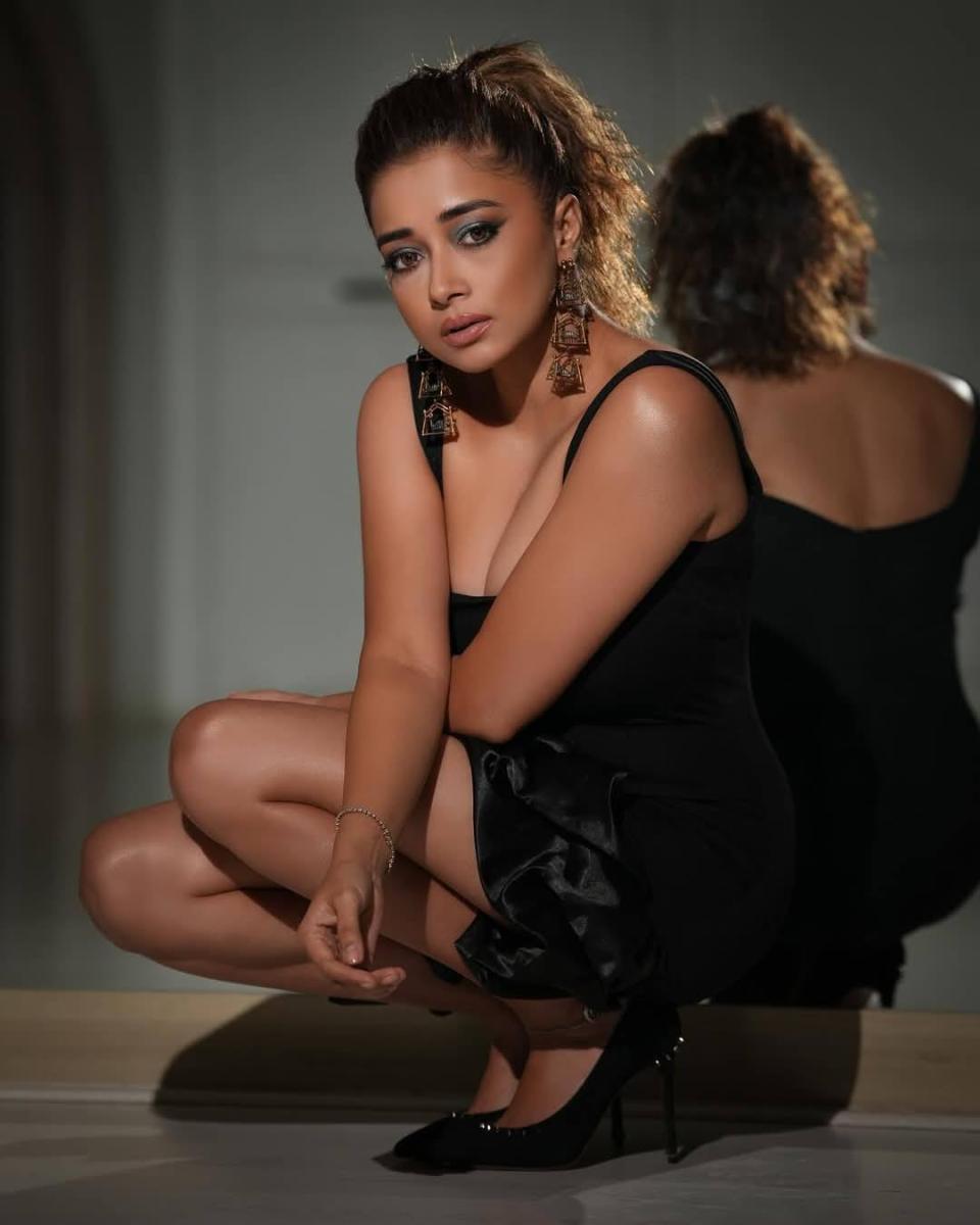 tina-datta-slays-in-a-stunning-black-mini-dress