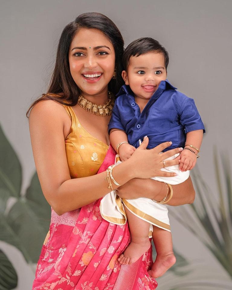 amala-paul-with-her-kid