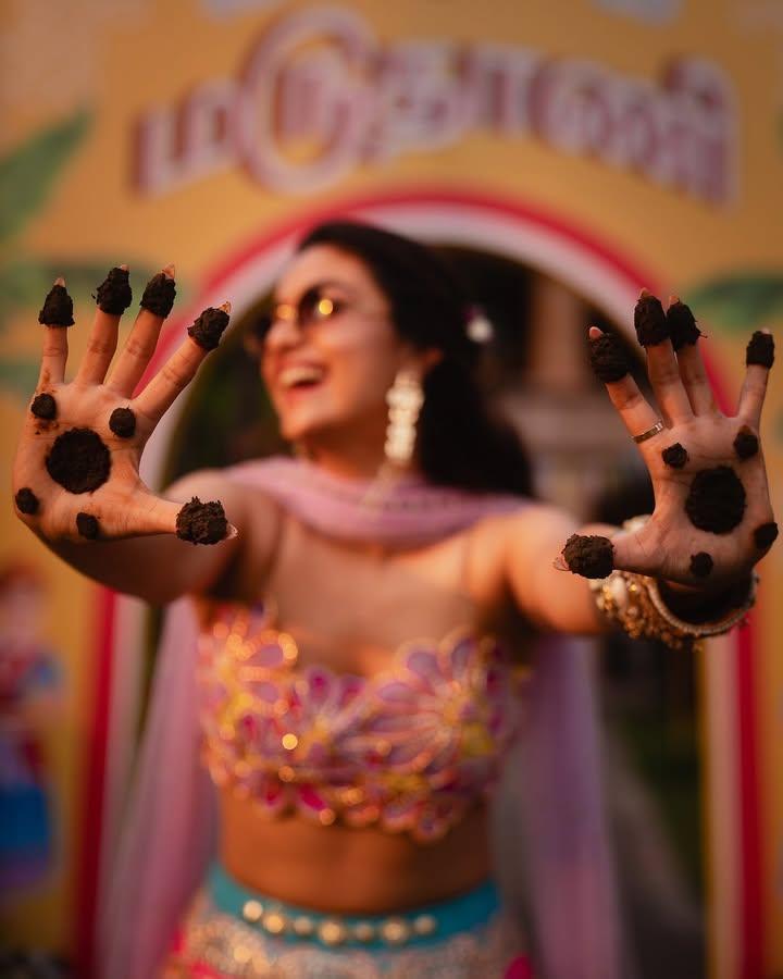 keerthy-suresh-mahendi-ceremony-photos