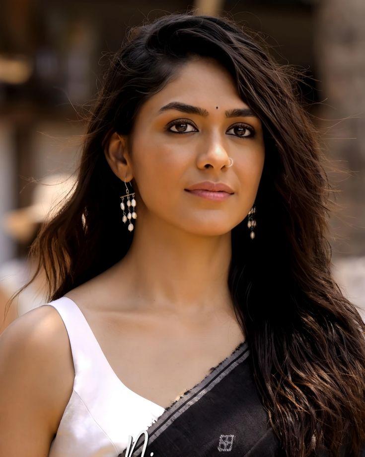 actress-mrunal-thakur-saree-look