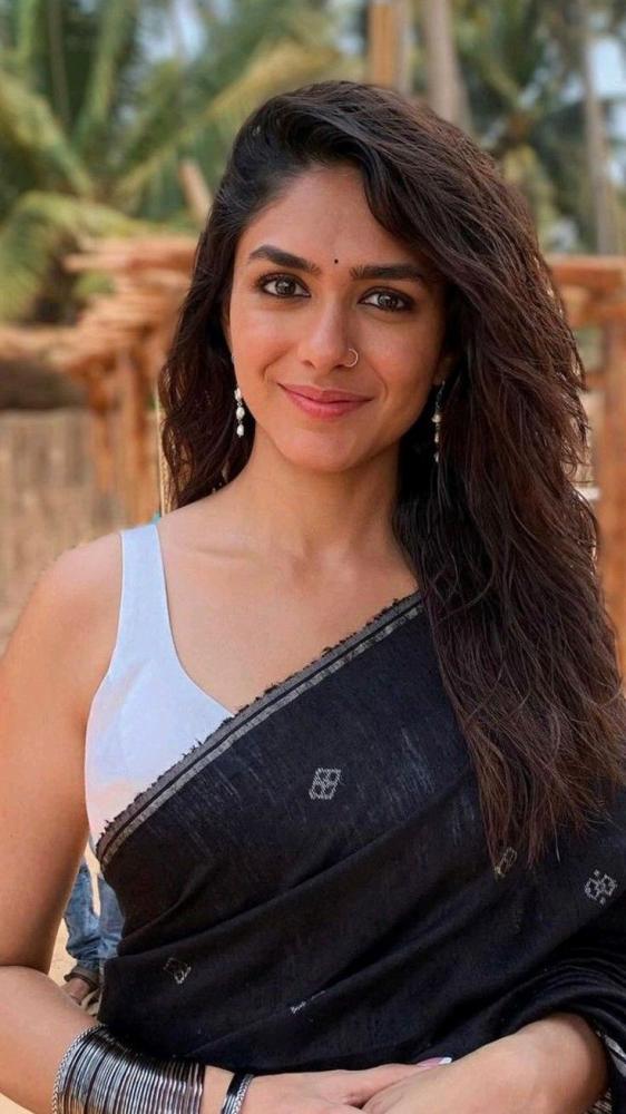 actress-mrunal-thakur-saree-look