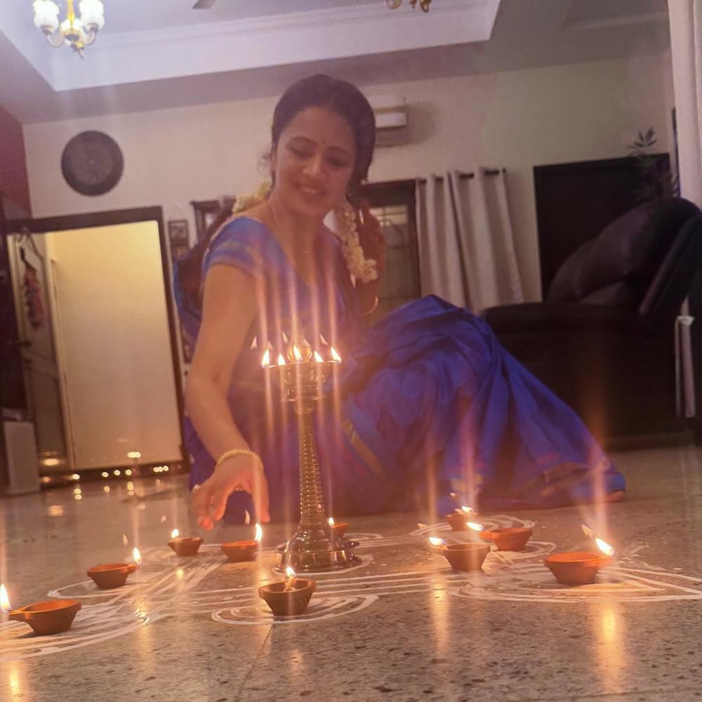 actress-anjana-rangan-karthigai-deepam-wishes