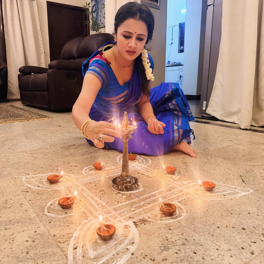 actress-anjana-rangan-karthigai-deepam-wishes