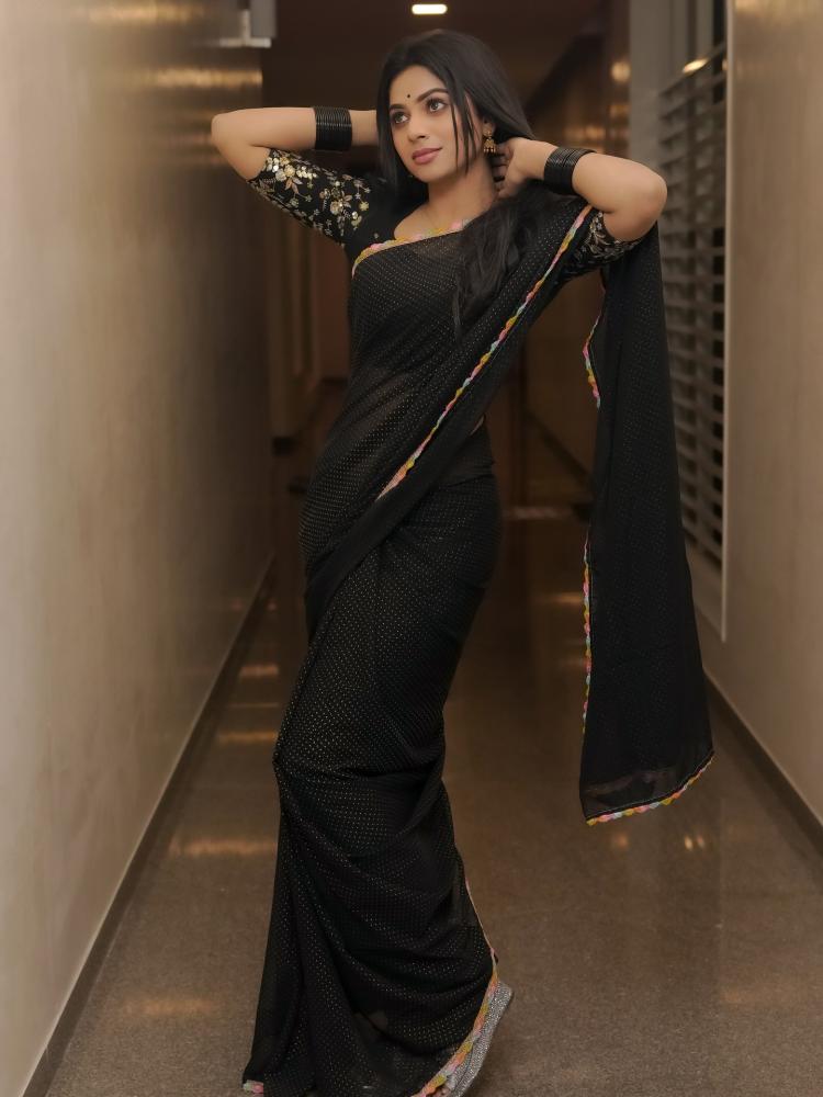 actress-delna-davis-in-saree-look