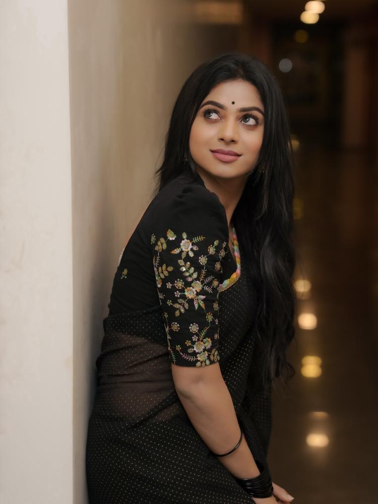 actress-delna-davis-in-saree-look