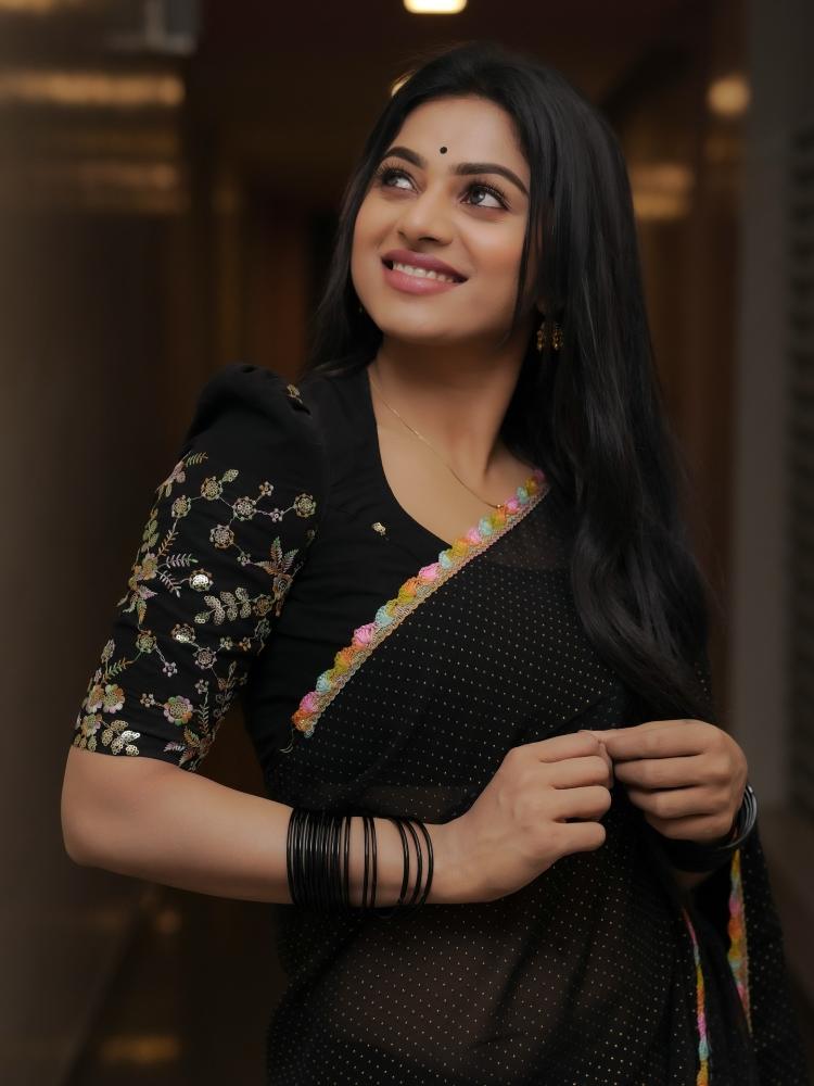 actress-delna-davis-in-saree-look