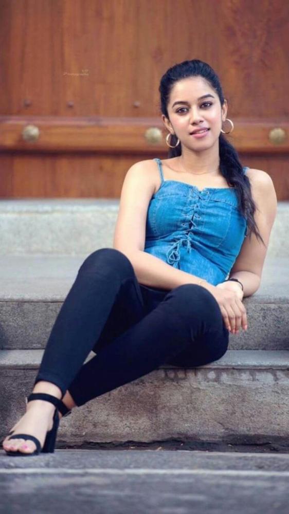 actress-mirnalini-ravi-cute-photos