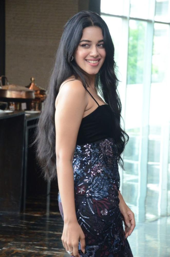 actress-mirnalini-ravi-cute-photos