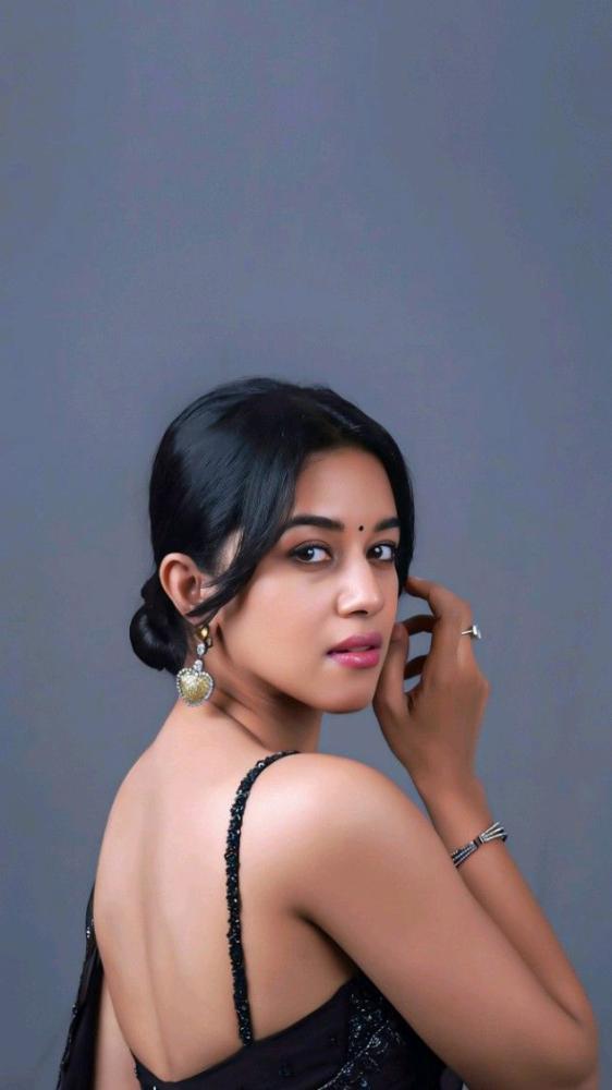 actress-mirnalini-ravi-cute-photos