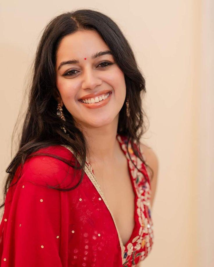 actress-mirnalini-ravi-cute-photos
