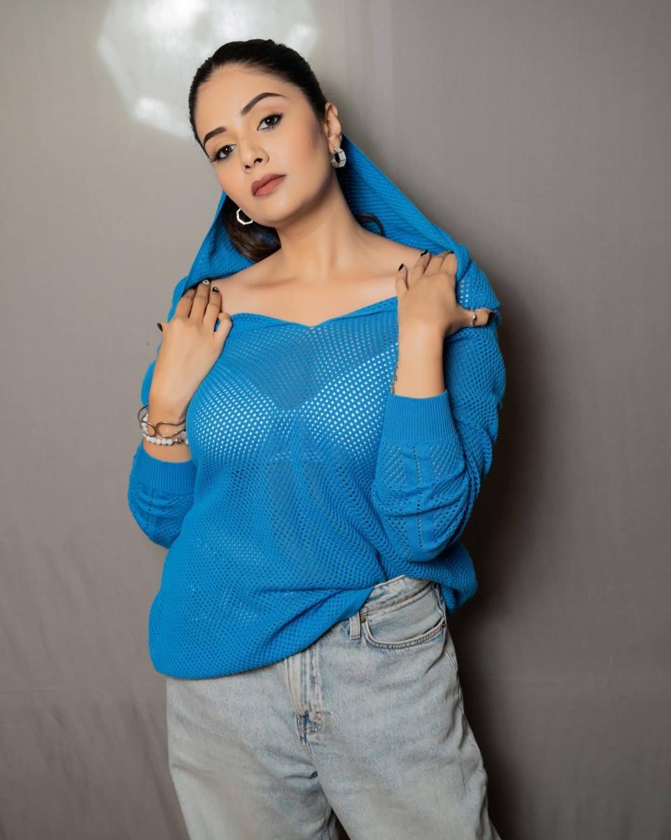 sreemukhi-serving-cozy-chic-effortless-fresh-stylish-at-the-same-time