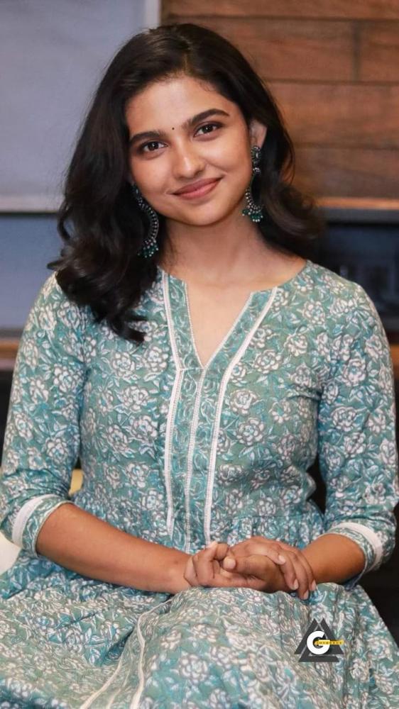 actress-mamitha-baiju-photos