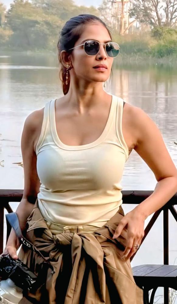 actress-malvika-mohan-hot-photos