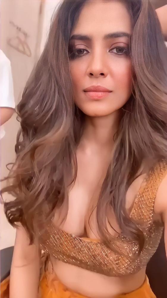 actress-malvika-mohan-hot-photos