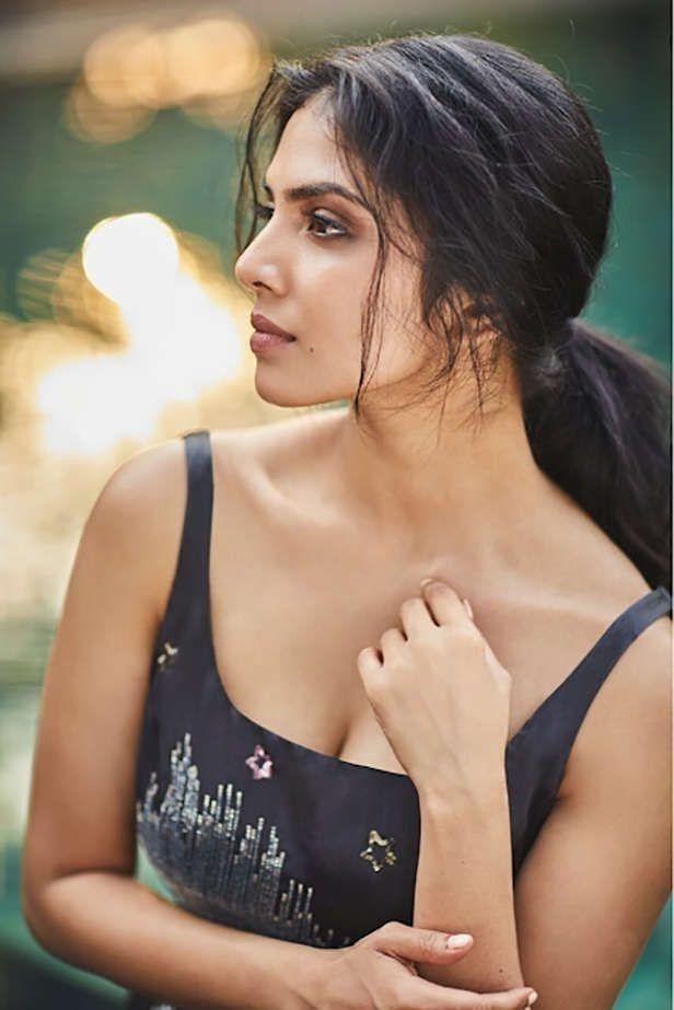 actress-malvika-mohan-hot-photos