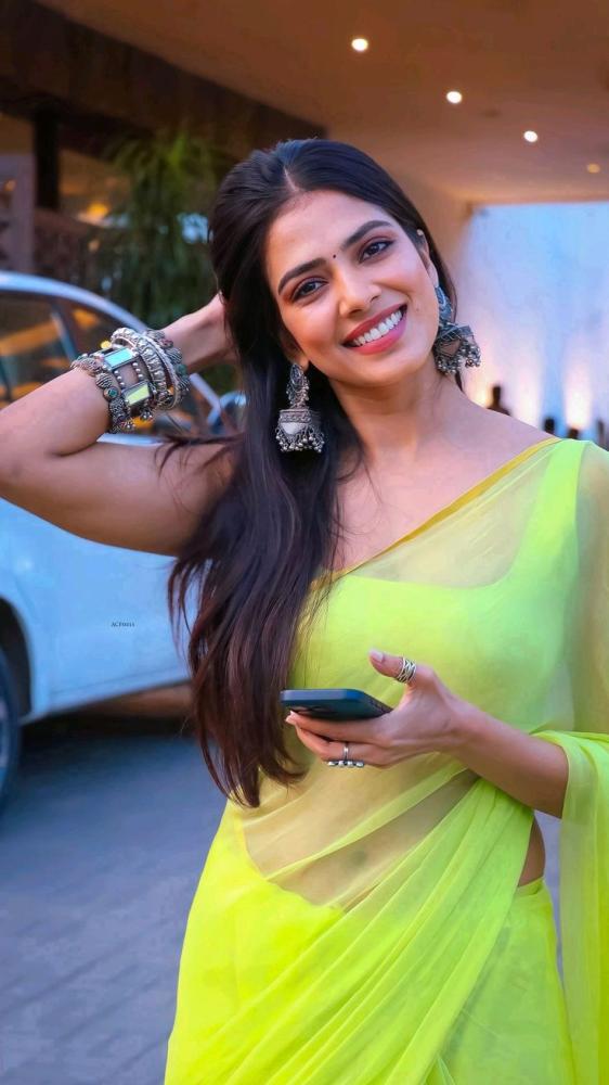 actress-malvika-mohan-hot-photos