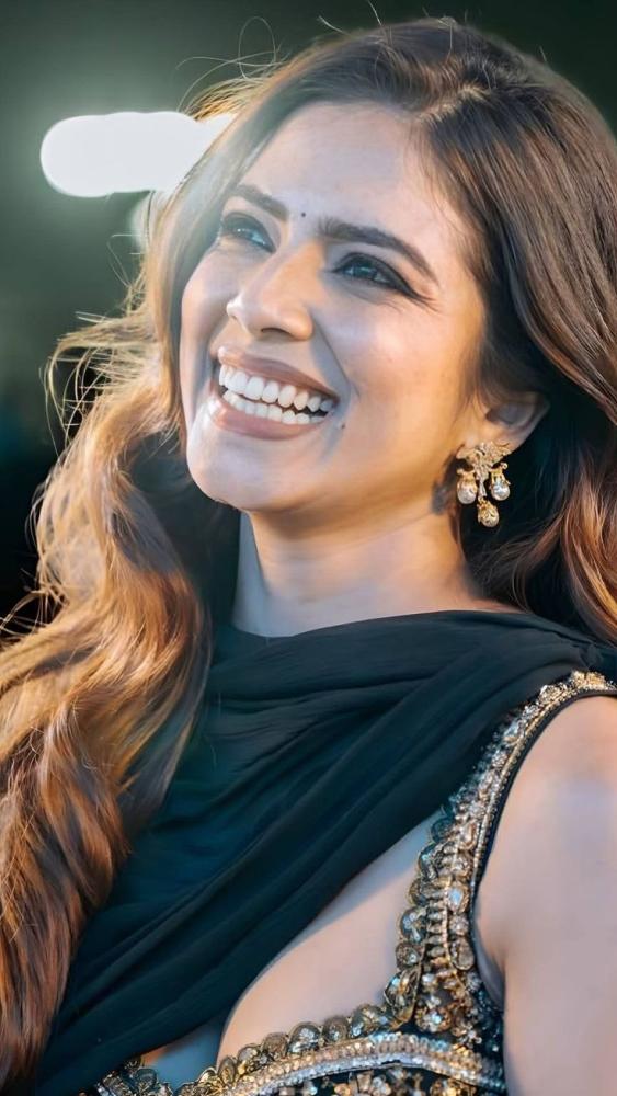 actress-malvika-mohan-hot-photos